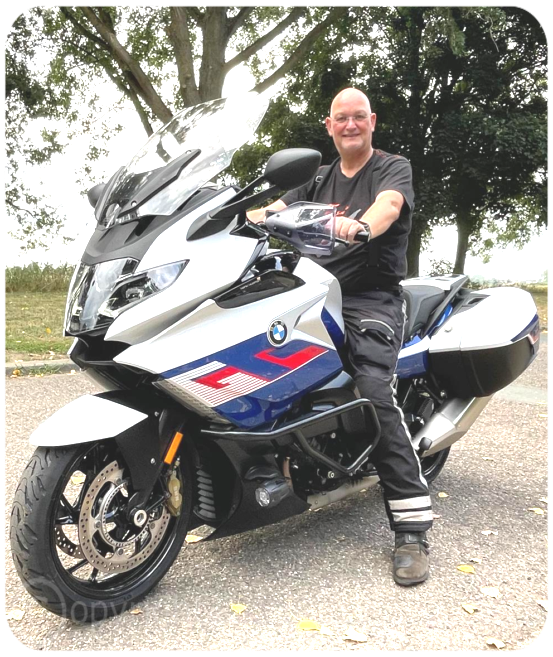 Foto van lachende instructeur